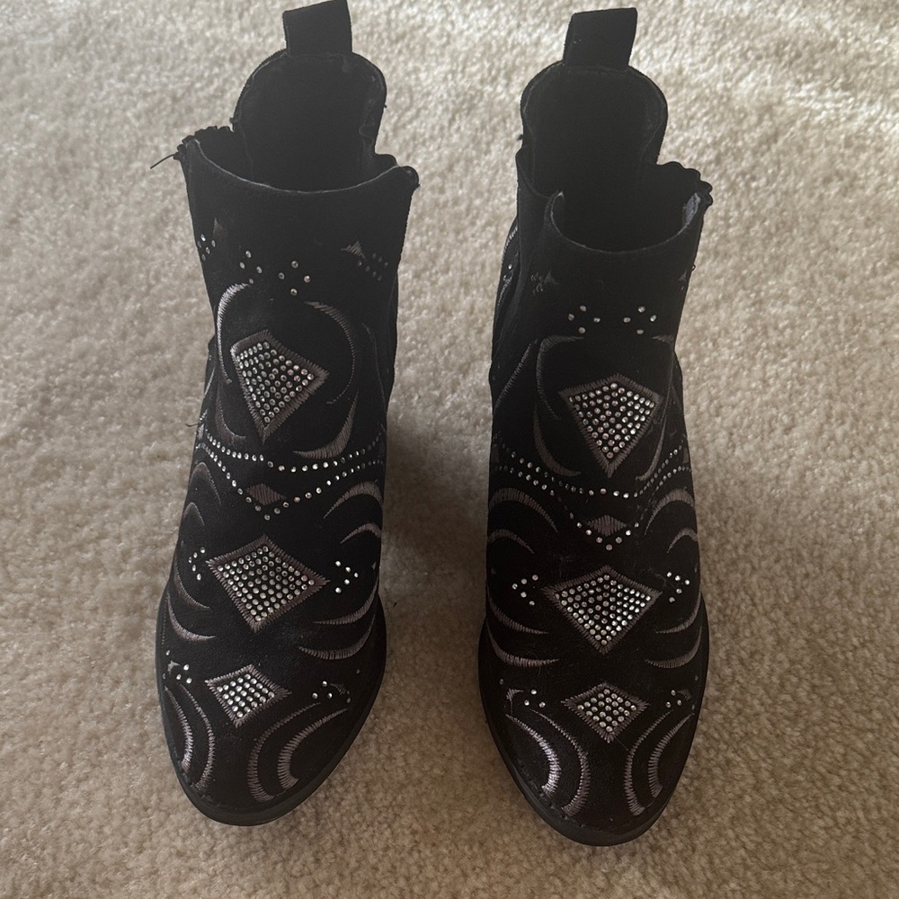 Chic Black Ankle Boots with Silver Detailing